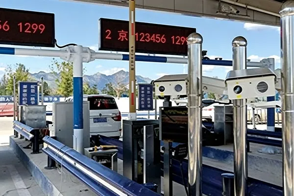 Estudo de Caso: Melhoria da Monitorização de Veículos e Pessoal à Noite na Praça de Cobrança de Laiwu